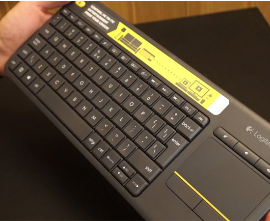 bàn phím K400 plus với kết nối không dây 2.4GHz, sử dụng 2 viên pin AA cho thời gian sử dụng lâu hơn